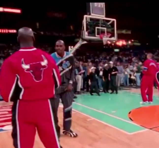 Shaq and Jordan Playing 1 on 1 - All Star Game 1996