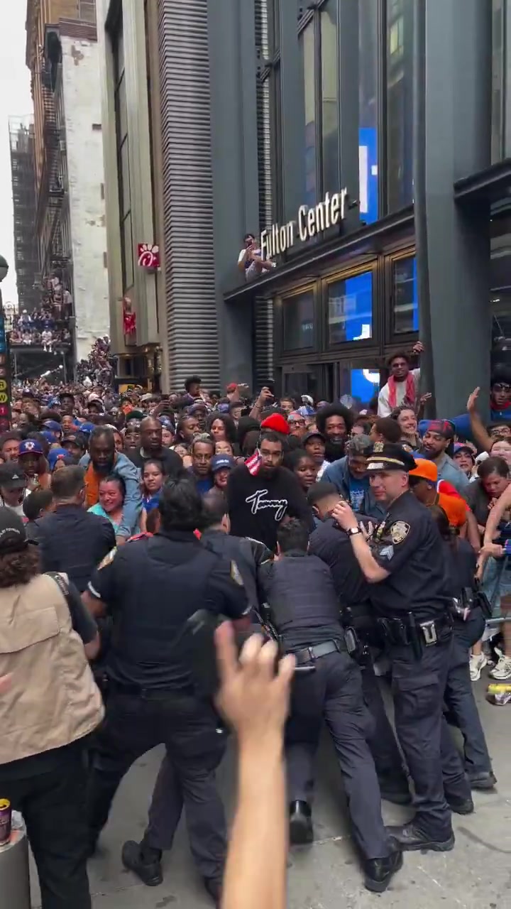 NYPD try to hold on as Knicks fans break through Police barricades at the Parade