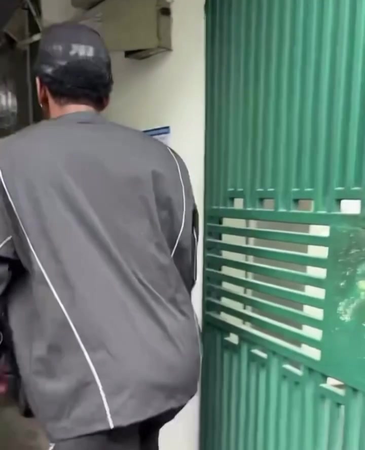 Kyrie Pulls Up To His Biggest Fans House Today in Shanghai