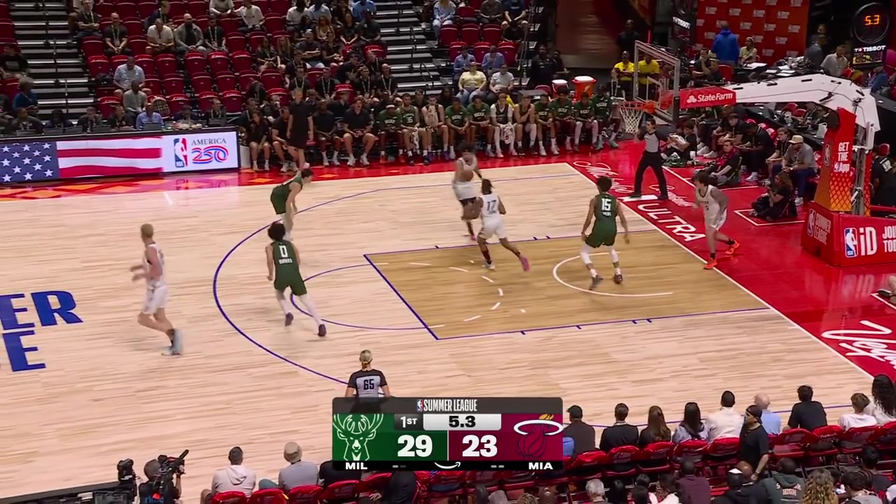 Tre Donaldson hits the buzzer-beater 3-pointer to end the 1st quarter from the logo with replays
