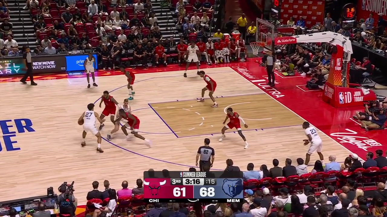 Cameron Boozer with off the dribble 3-pointer in the defender's face with a replay