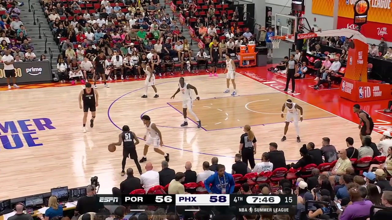 DJ Steward finds Yang Hansen for the wide open 3 and he nails itYang returns a favor finding Steward for a corner 3