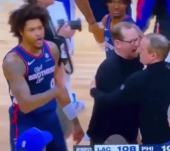 Kelly Oubre shows the refs some brotherly love after a no-call on his attempted game-winning drive Nurse and Oubre were each fined 50k after the game