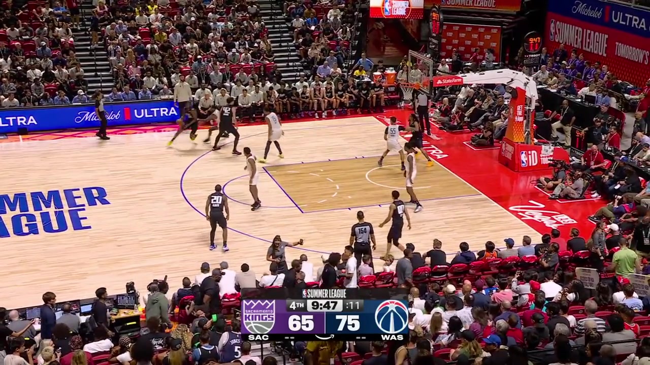 AJ Dybantsa blocks the jumper by Nique Clifford then strips Clifford in the Kings' backcourt and finds Julian Reese with a behind the back dime for the easy 2 with replays