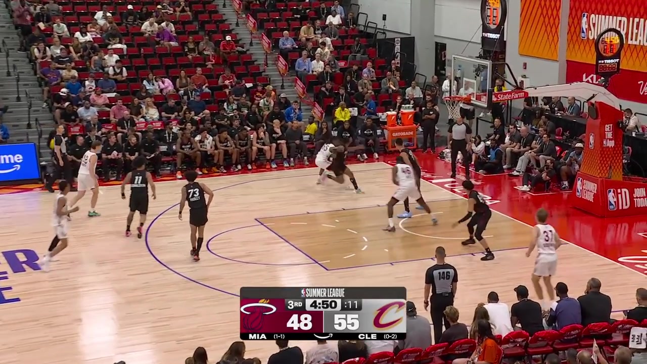 Meleek Thomas hits his first 1 for 2 free throw Rashaun Agee finds him for a sneaky layup and Thomas continues his great game scoring a turnaround jumper to give him 33 points in 22 minutes with a replay