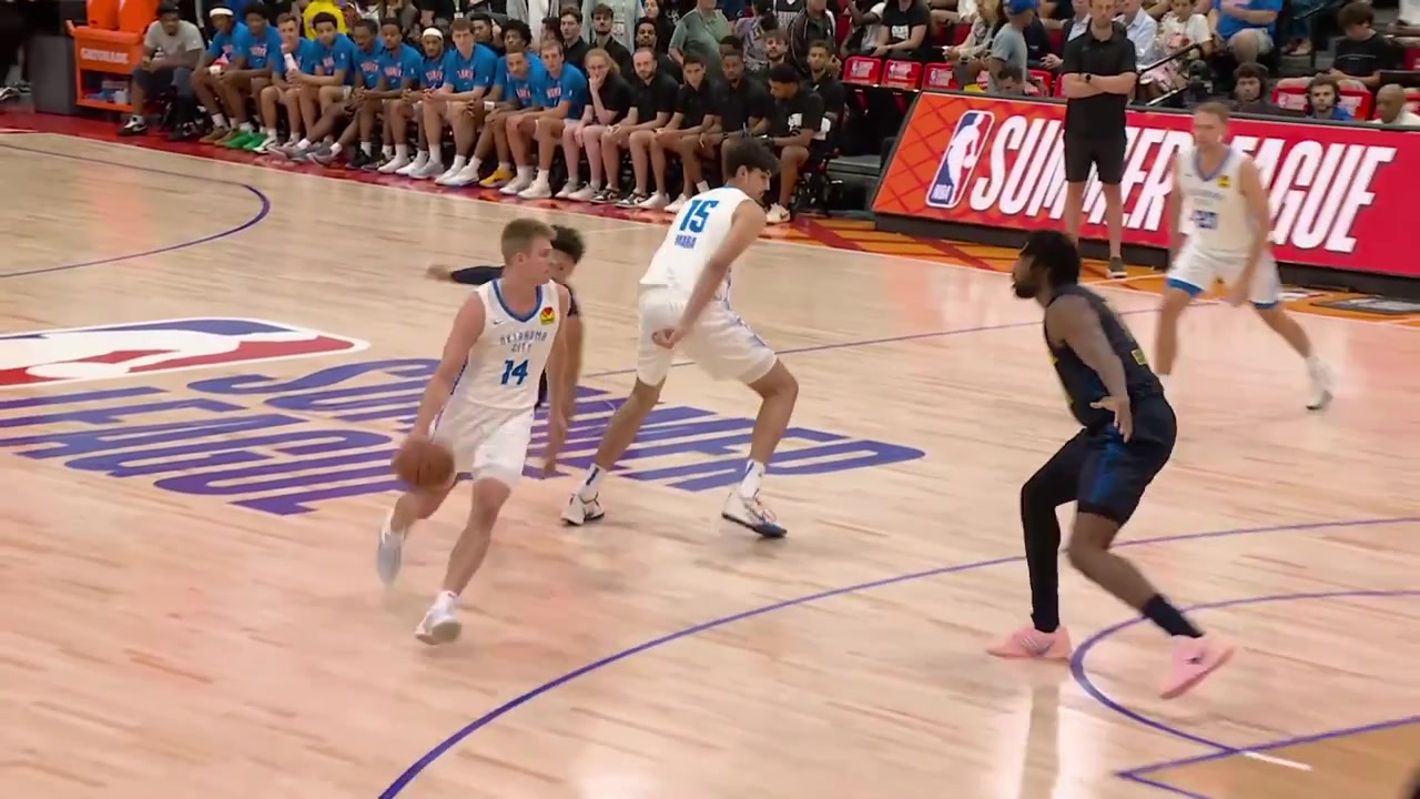 Bennett Stirtz and Aday Mara work on their alley-oop connection