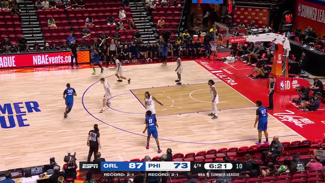 Noah Penda pump fakes goes around the defender and finishes with the powerful two-handed dunk with a replay