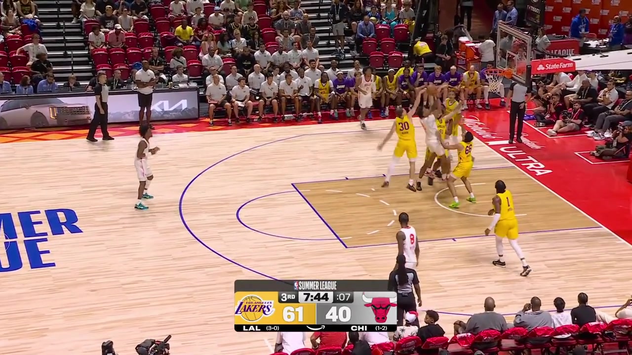 Cameron Carr scores the And-1 layup on Jaylin Sellers and gives his Lakers teammate the too little sign with replays