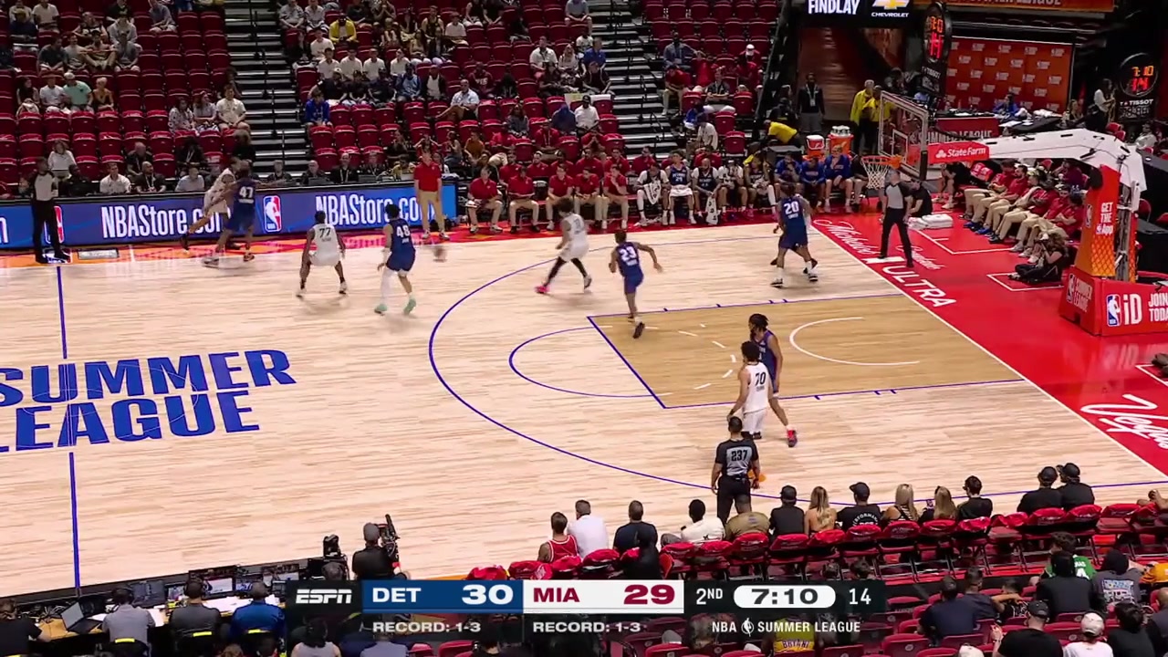 Ezra Ausar with the dunk off the pick roll with Tre Donaldson with replays