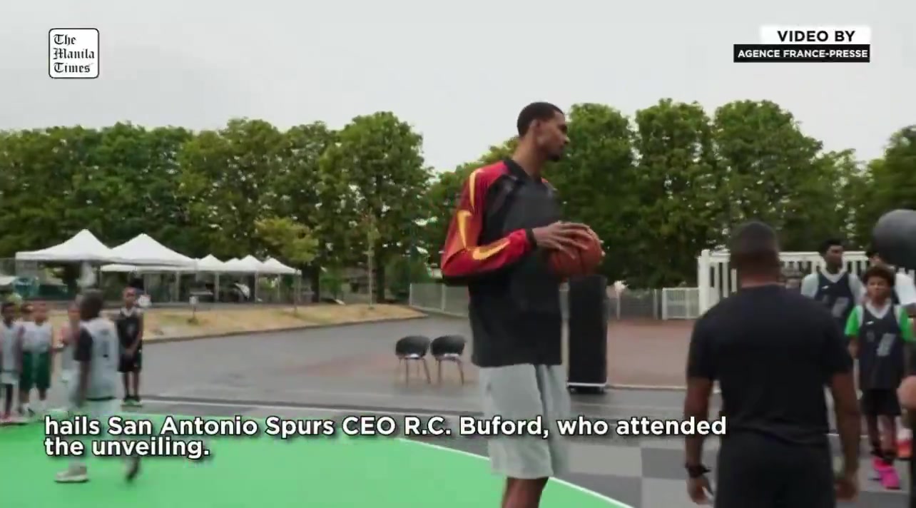 Wemby catching a lob from a kid at an Event