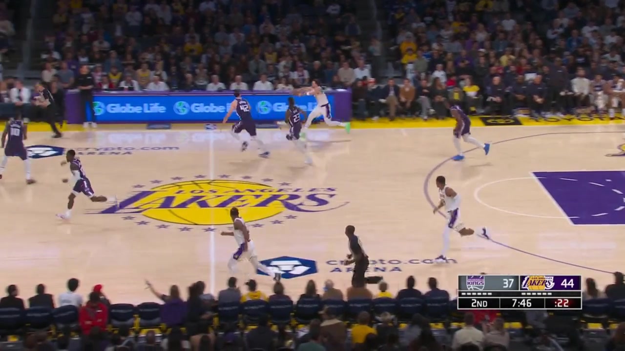 Luka with the quick outlet to LeBron for the sick reverse jam