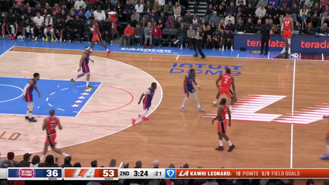 Kawhi Leonard is triple-teamed and still knocks down the tough mid-range shot