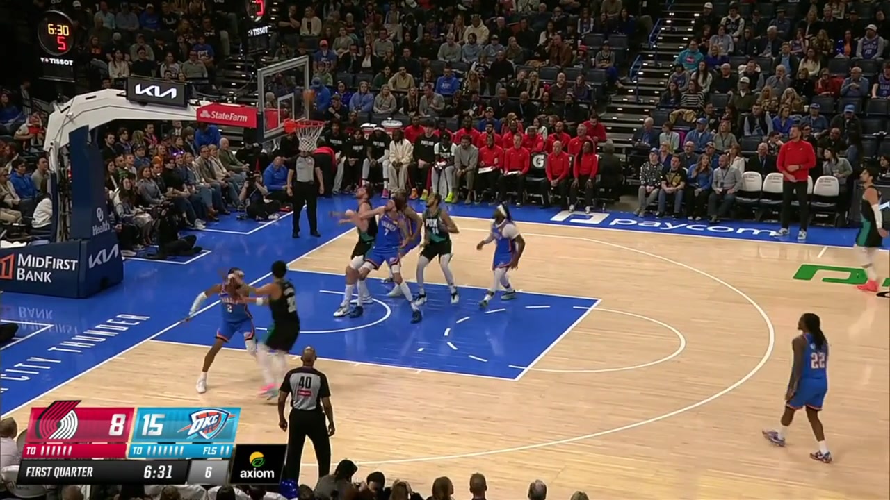 Donovan Clingan outmuscles Chet Holmgren for the offensive rebound gets him on the post and finishes with the beautiful dunk off the spin move on Holmgren with a replay