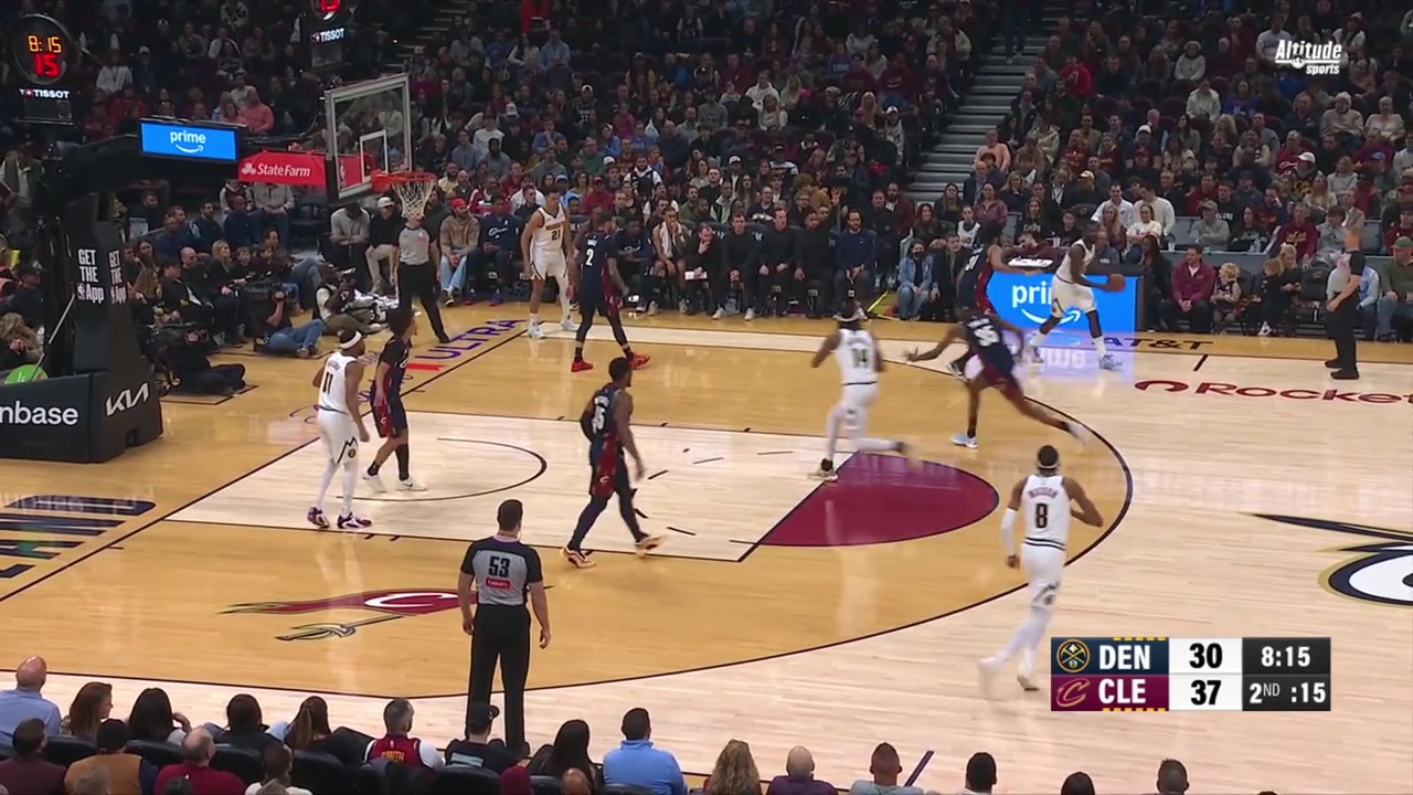 Peyton Watson attacks from the outside gets into the paint and finishes with his right hand over multiple defenders
