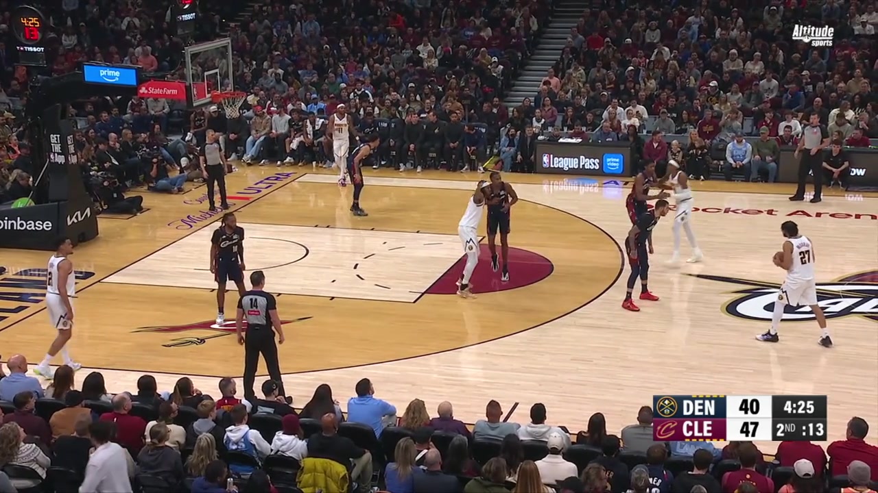 Jamal Murray creates a ton of space with a step-back and buries the three over De'Andre Hunter That's his 19th point late in the second quarter