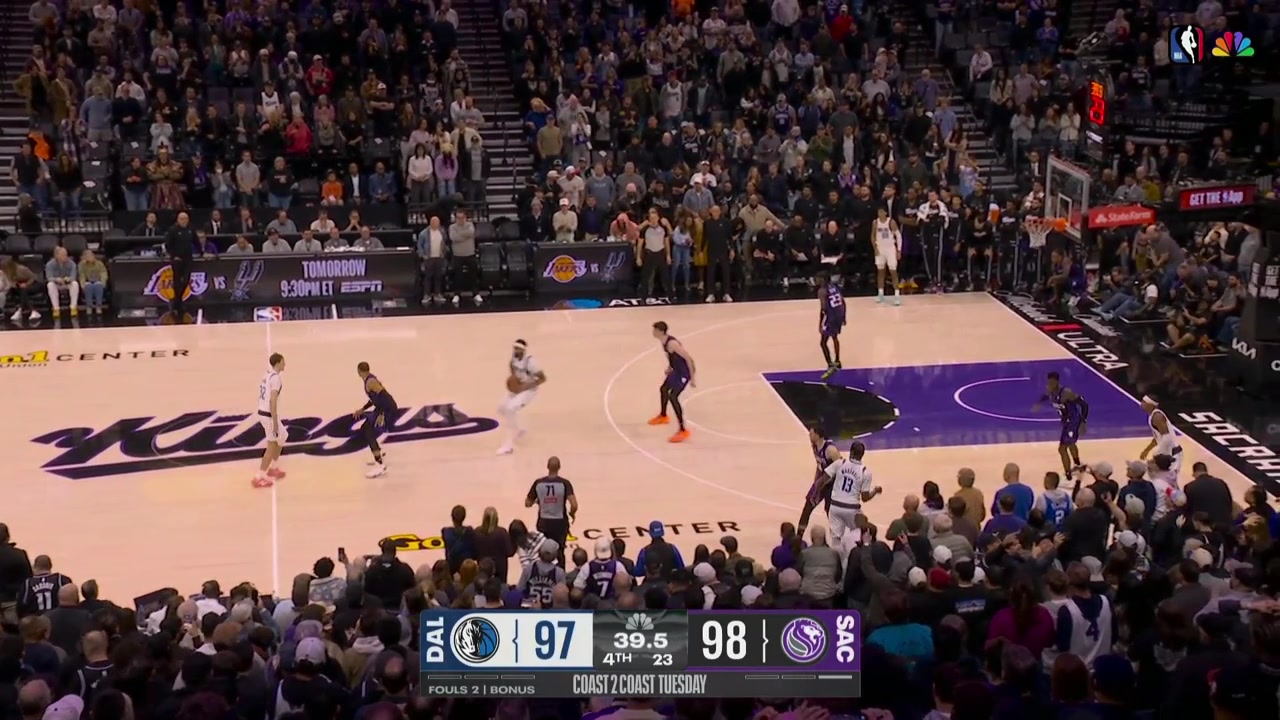 Brandon Williams hits the 3 for a Mav lead