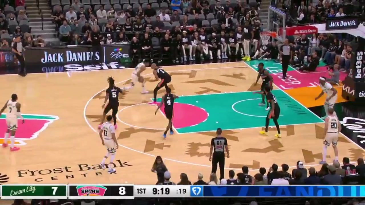 Giannis and Wemby knock knees in transition with Wemby going down clutching his knee then limping to the locker room