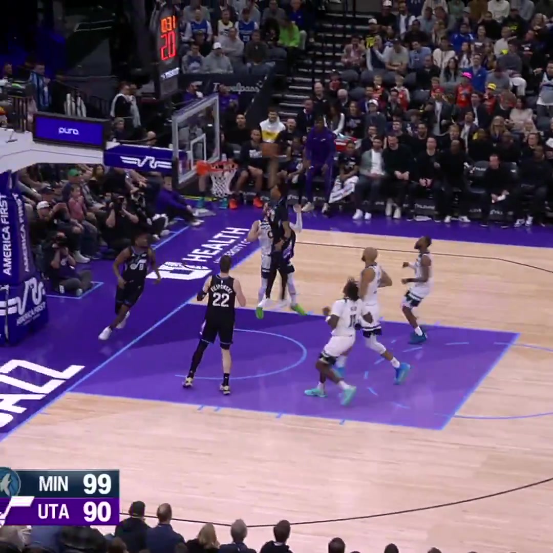 Ace Bailey ignites the crowd with a big jam over DiVincenzo on the fast break