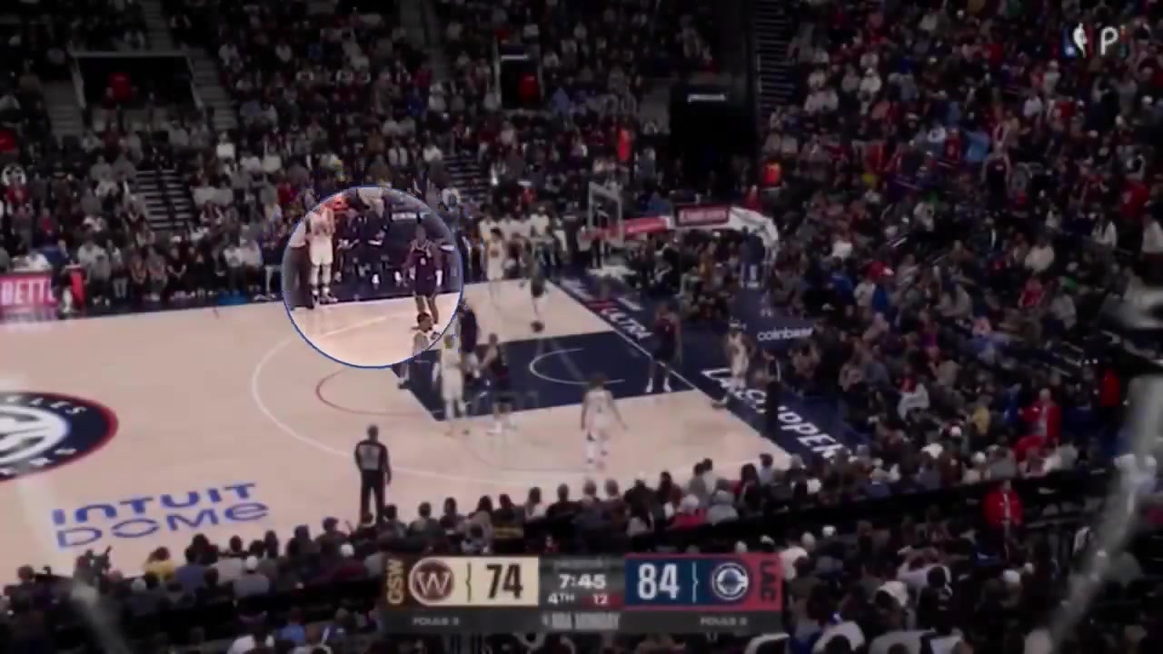 Kris Dunn picks up Steph Curry on the sideline leaving Brandin Podziemski open for the three