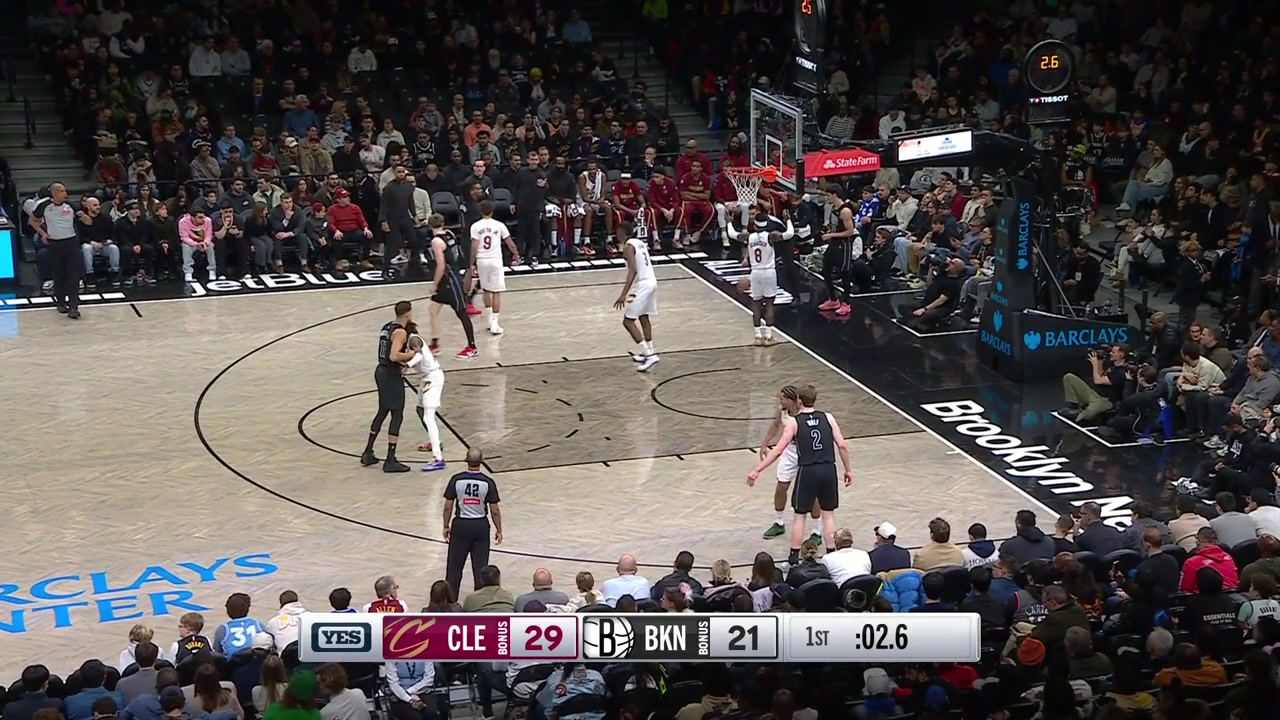 Danny Wolf with the buzzer-beater 3-pointer to end the 1st quarter with a replay