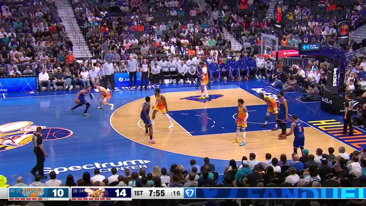 Jalen Brunson swishes the tough fadeaway jumper over Kon Knueppel