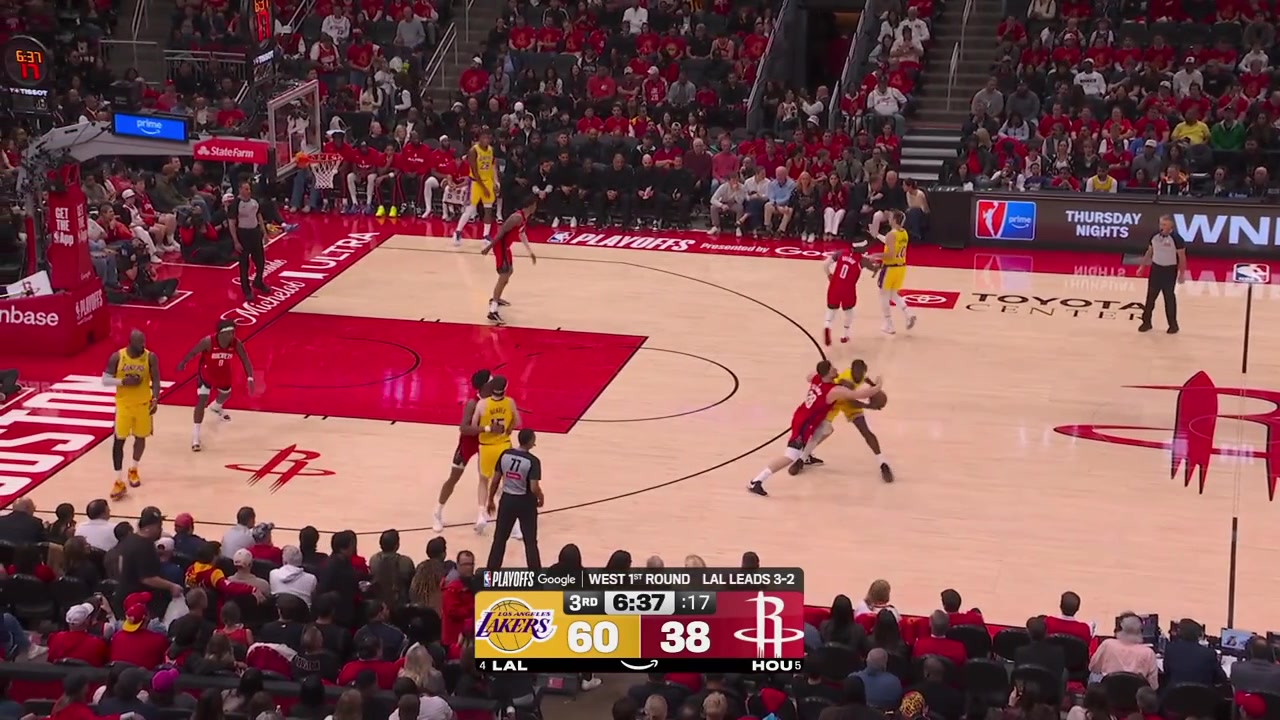 Rui Hachimura hits a corner 3 off a ball movement by the Lakers