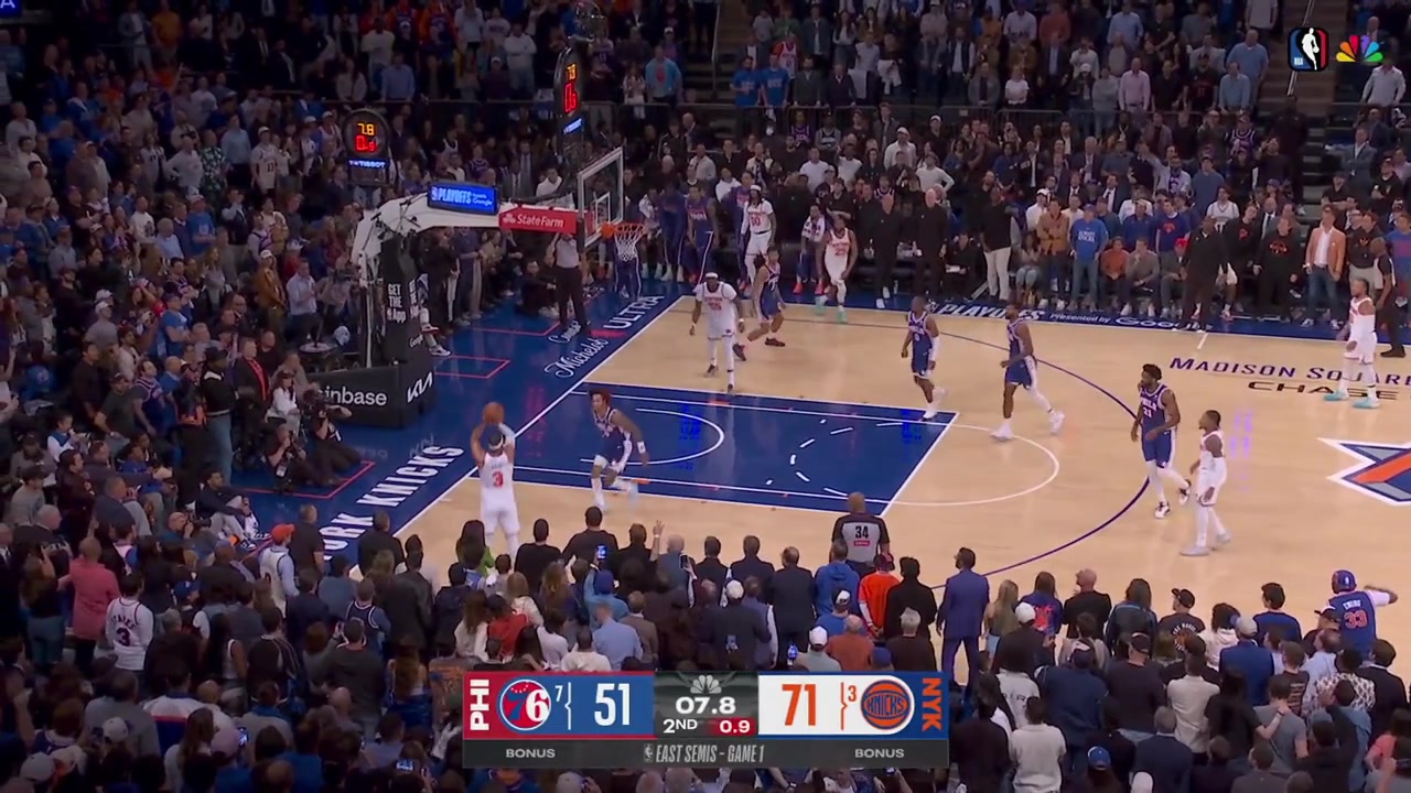 Jalen Brunson hits the 3-pointer buzzer-beater to end the 1st half giving him 27 points and putting the Knicks up 23 with replays