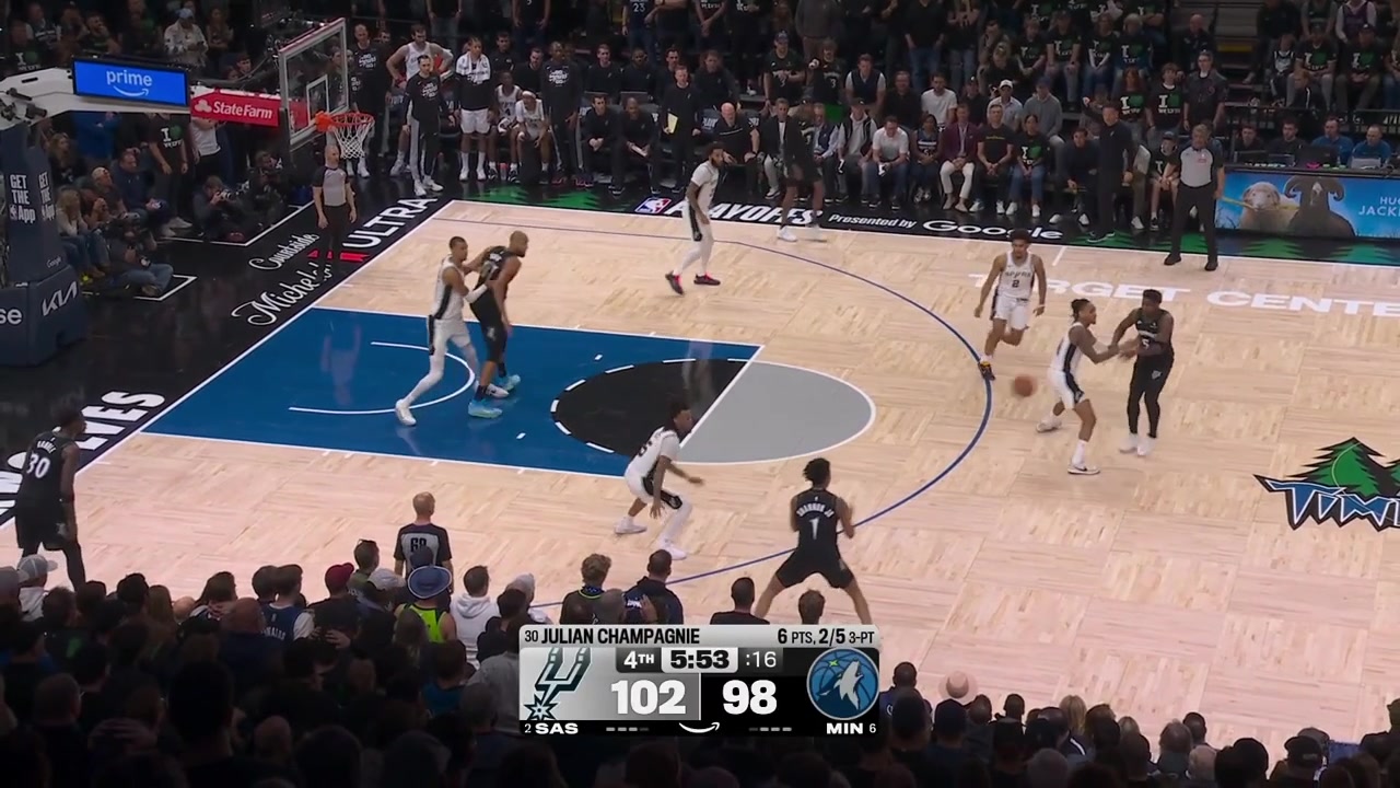 Victor Wembanyama with his 5th block of the night but Julius Randle still gets the putback to cut the Spurs' lead to just 2
