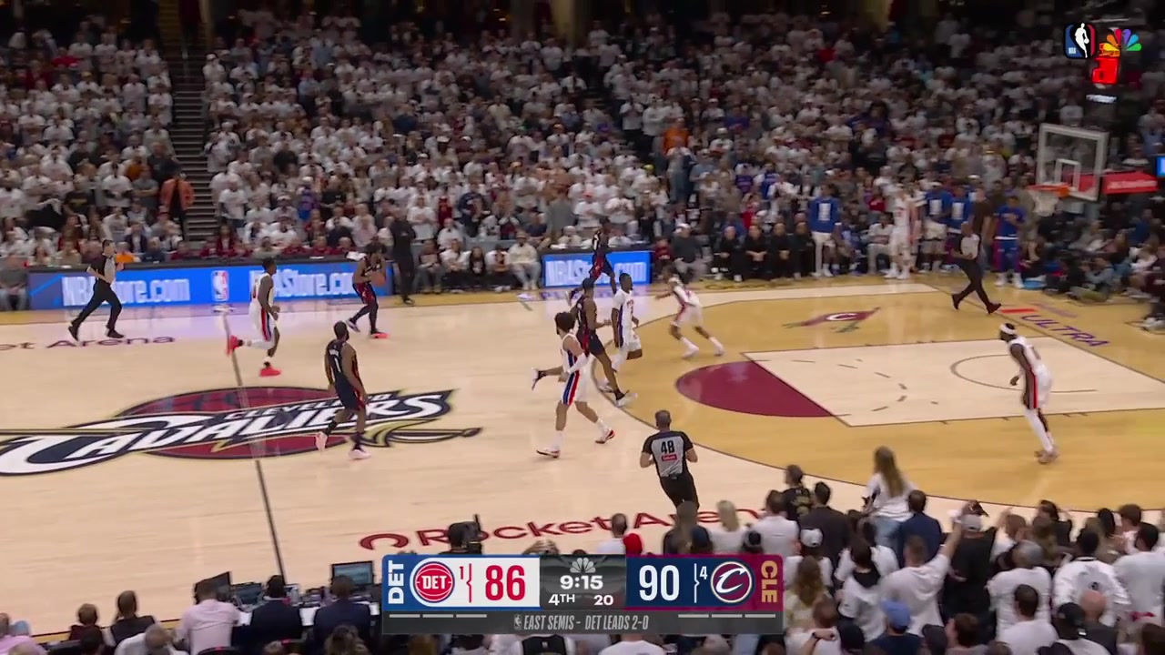 Donovan Mitchell scores the easy layup to give him 30 points putting the Cavaliers by up 6 with a replay