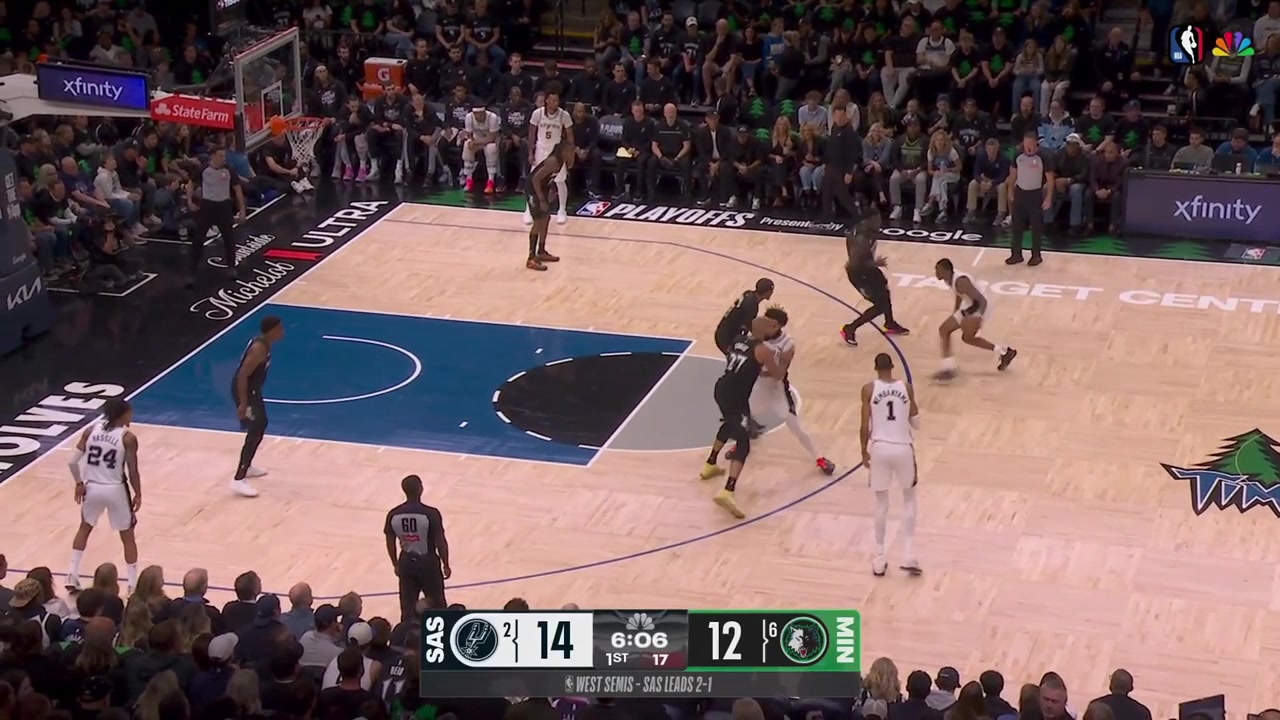 De'Aaron Fox lobs it to Victor Wembanyama for the dunk with a replay