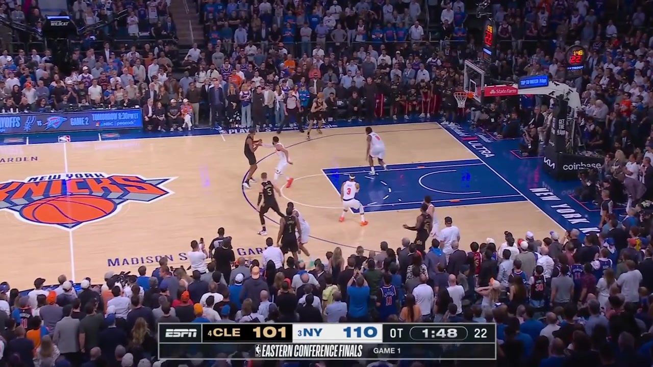 Max Strus hits a quick 3 to cut the Knicks' lead to 6
