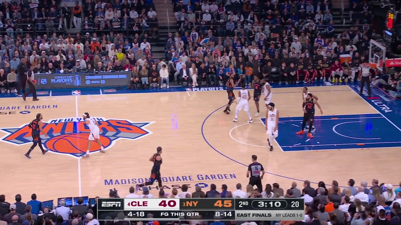 Jalen Brunson makes James Harden fall for the pump fake and tries to draw the 3-point from him but he fails and also misses the 3-pointer badly