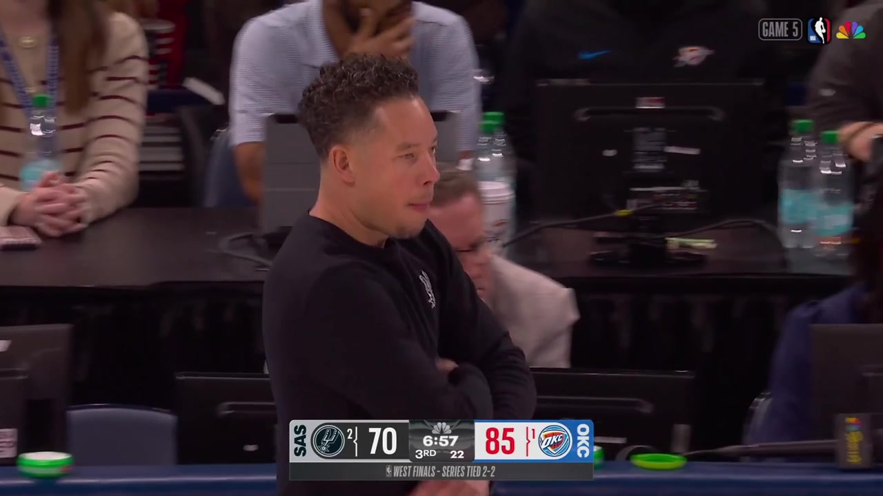 Victor Wembanyama finds Keldon Johnson for the wide open corner 3 with a replay