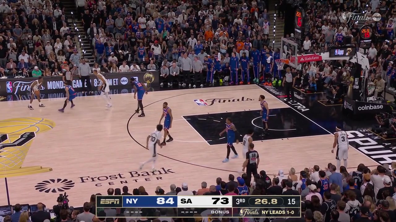 Victor Wembanyama hits the jumper over Mitchell Robinson to give him 12 points in the 3rd quarter 19 points in the game