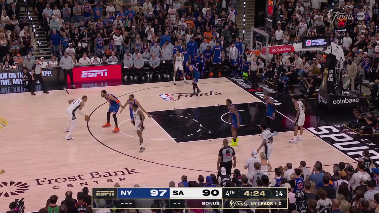Victor Wembanyama takes on Karl-Anthony Towns and banks in the shot cutting the Knicks' lead to just 5