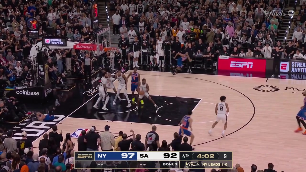 Victor Wembanyama with his 4th block and Devin Vassell hits a big 3 to cut the Knicks' lead to just 2