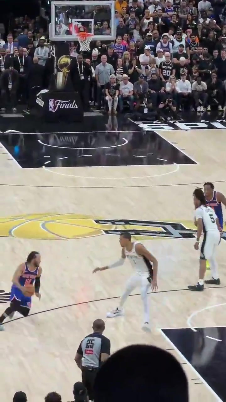 Closeup of the crucial Wembanyama turnover foul on Brunson