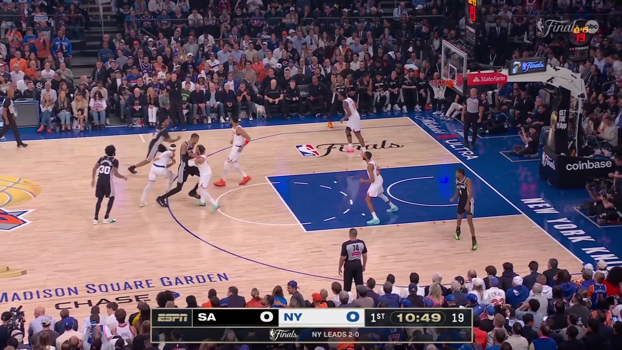 De'Aaron Fox lobs it to Victor Wembanyama for the dunk for the first bucket of Game 3