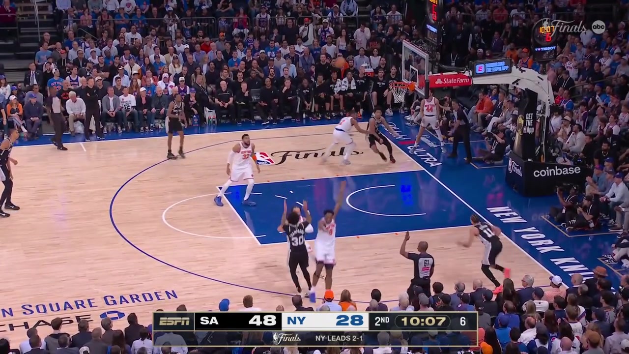 Jalen Brunson scores the driving layup to give him 6 points