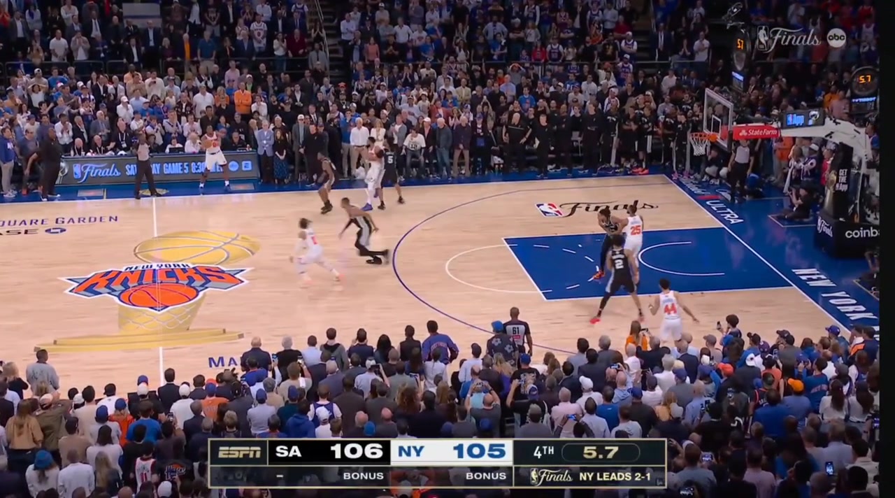 HIGHLIGHT OG ANUNOBY TIPS IT IN TO GIVE THE KNICKS A 1 POINT LEAD AS 12 SECS REMAIN