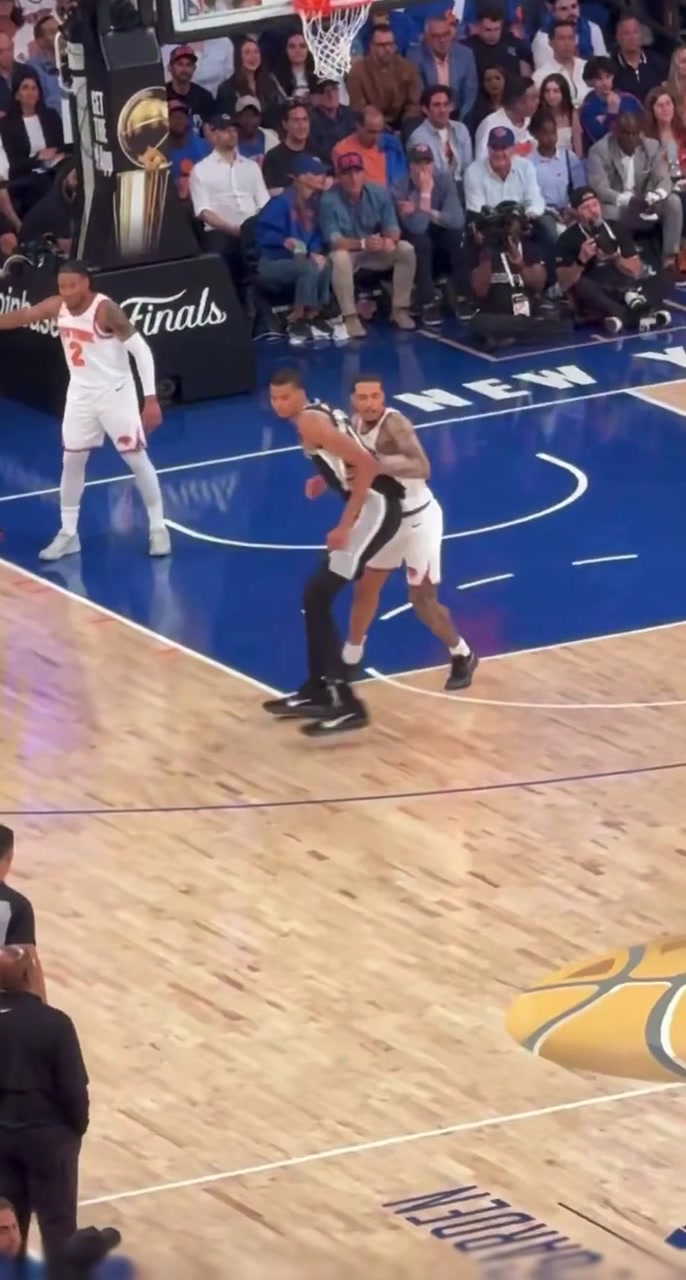 Wemby sets a totally normal screen on OG Anunoby