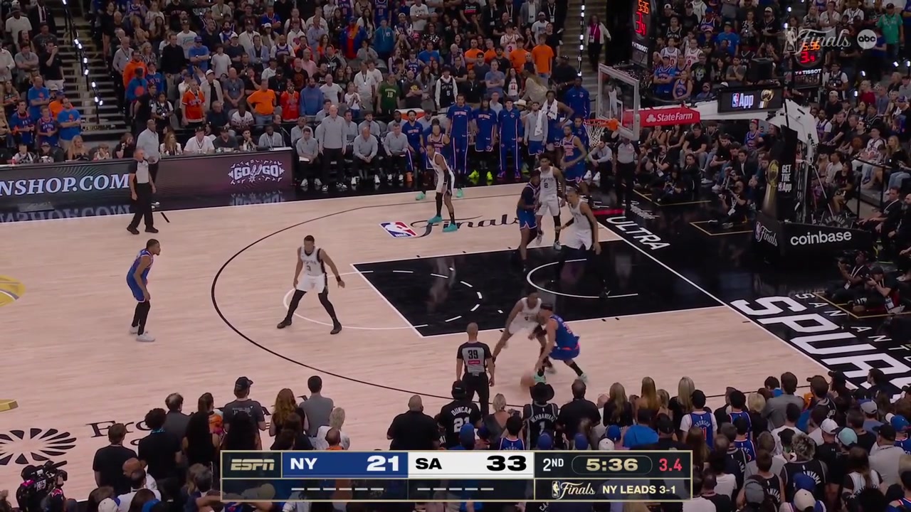 Jalen Brunson hits his 3rd pointer of the night to cut the Spurs' lead to 9 11 points for Brunson