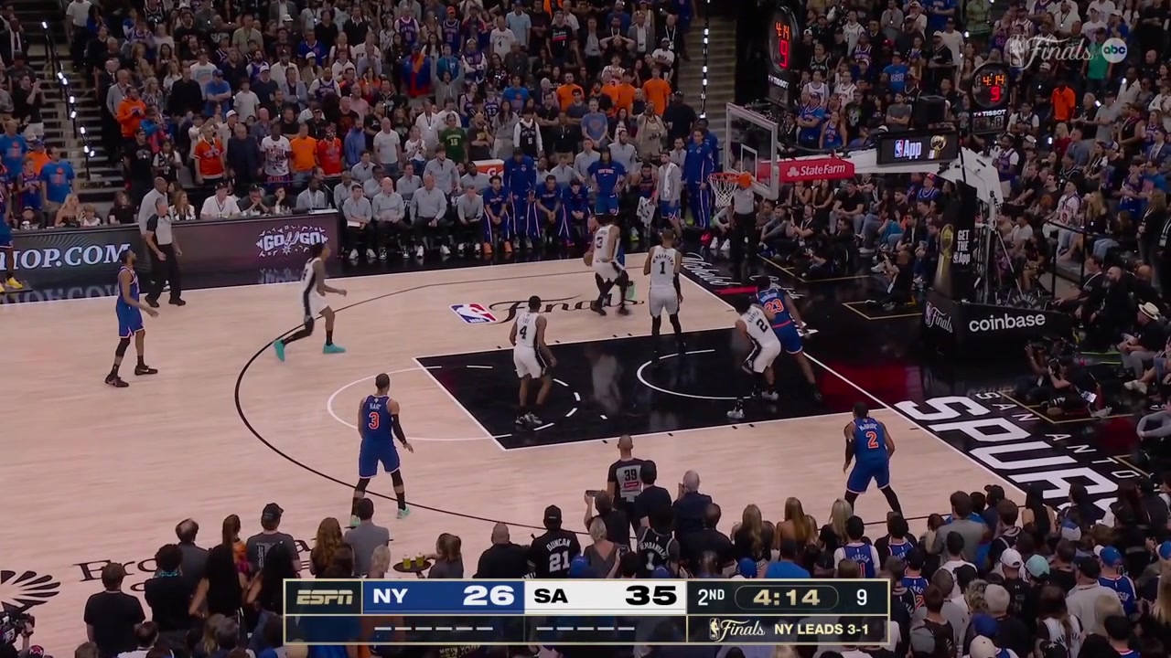 Jalen Brunson remains hot and hits the long 2 to give him 15 points in the 1st half
