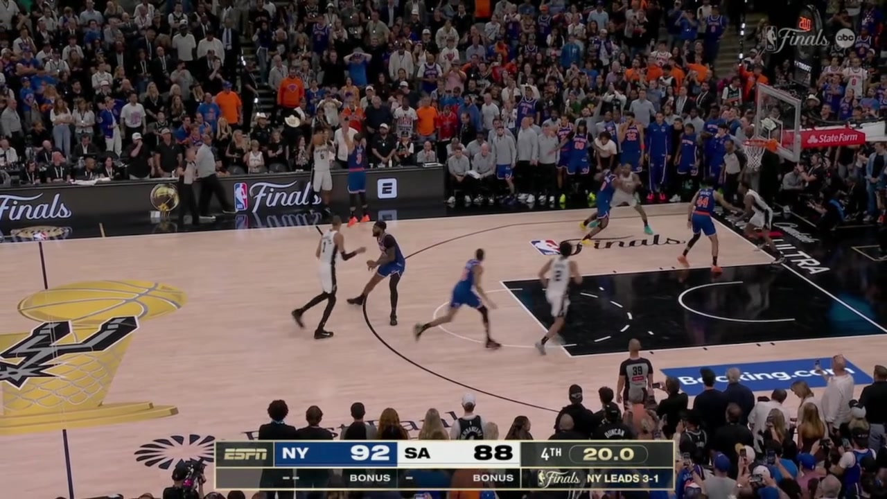 Stephon Castle Rebounds Dunks Wemby's Shot to Make it a 2-PT Game
