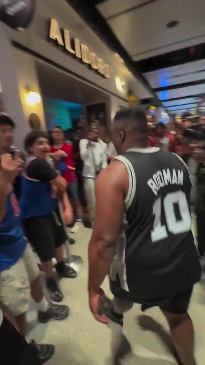 ONE SPURS FAN FIGHTING A CROWD OF KNICKS FANS