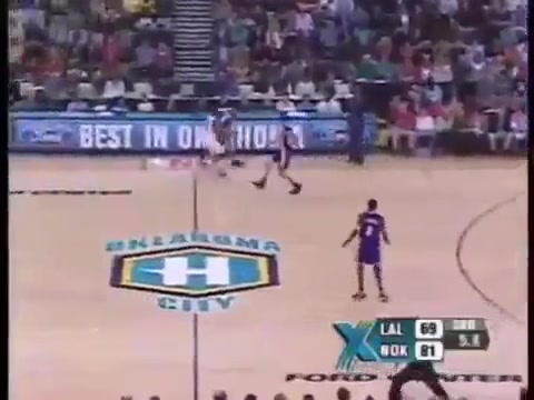 Rookie Chris Paul beats the buzzer as he showcases his bag