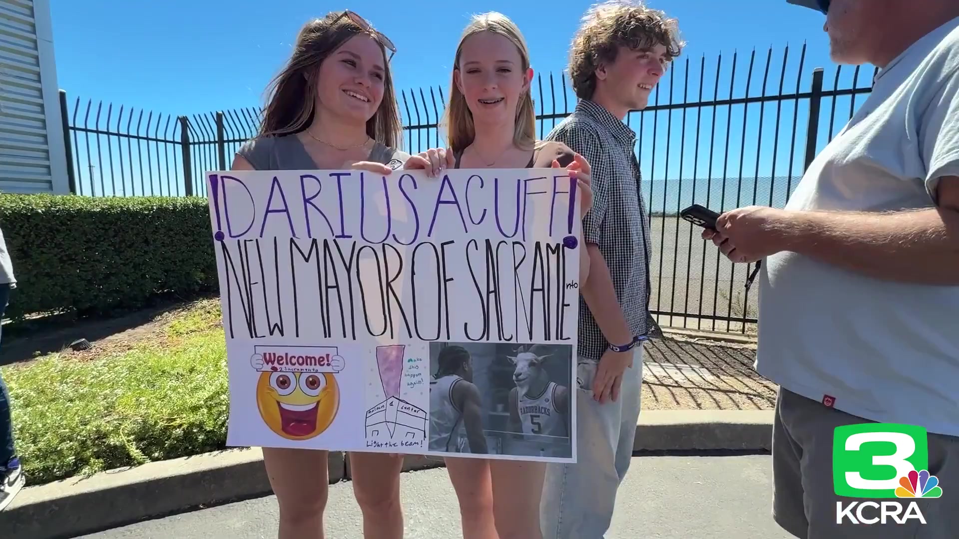 The newest face of the Kings franchise Darius Acuff Jr touches down in Sacramento this afternoon greeted by Scott Perry BJ Armstrong a bunch of fans at the airport The former Arkansas star shook hands with each fan who showed up on his way out
