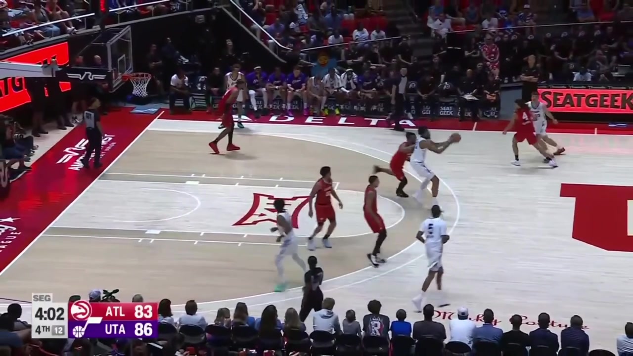 Cody Williams splits the defense and finishes with the two-handed dunk with replays
