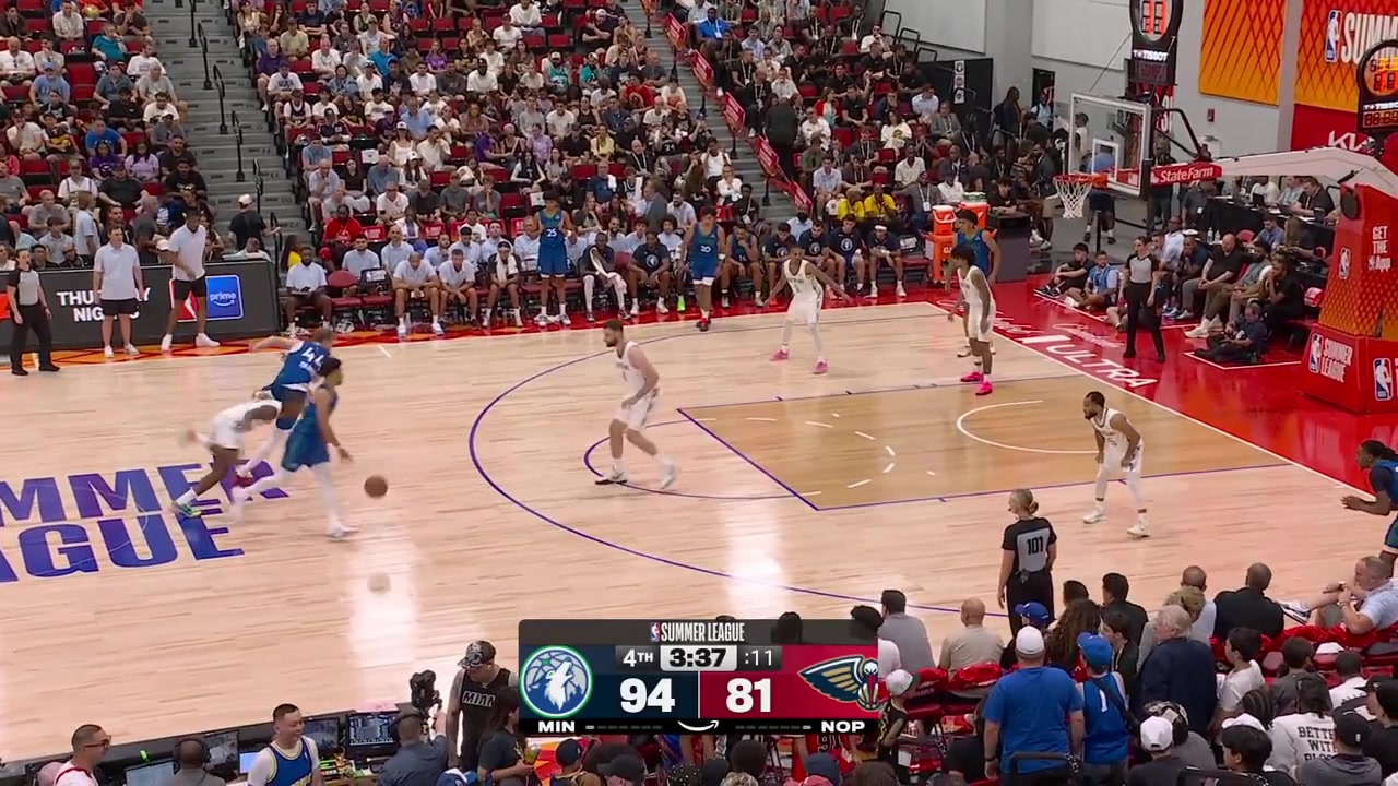 Kobe Bufkin with the fastbreak layup to give him 30 points off a horrible lob by Zach Pullin at the other end