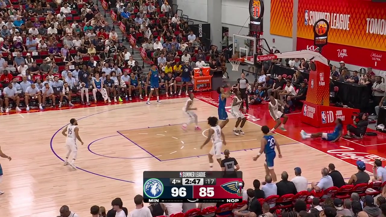 Markquis Nowell runs on the fastbreak and trips after stepping on the referee which causes a turnover